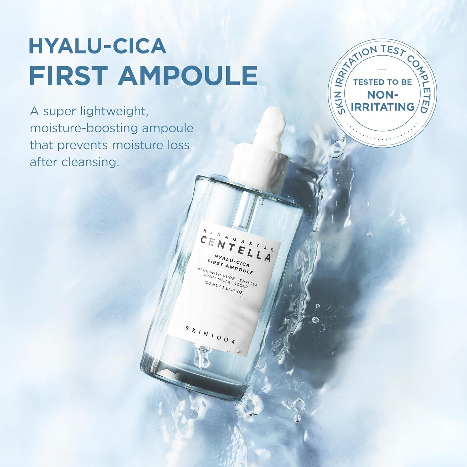 Glazen flesje serum. Opschrift: HYALU-CICA FIRST AMPOULE. Getest op niet-irriterend. Water achtergrond.