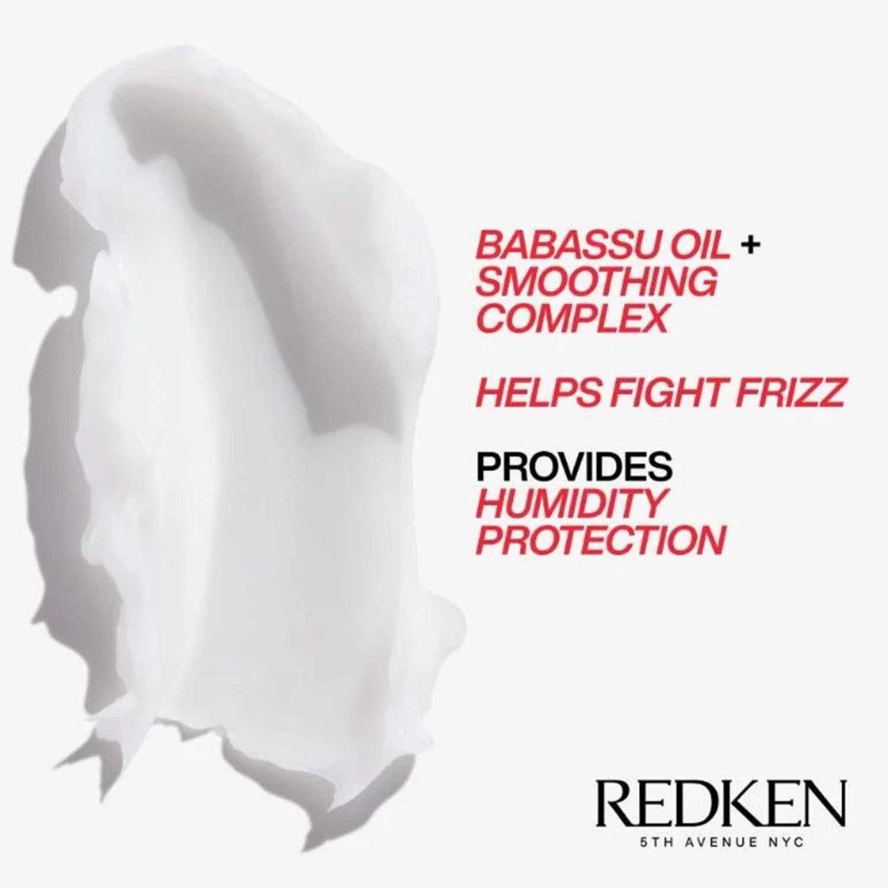 Wit product, Babassu Oil + Smoothing Complex. Tekst: bestrijdt kroezen, biedt bescherming tegen vochtigheid. Merk: Redken.