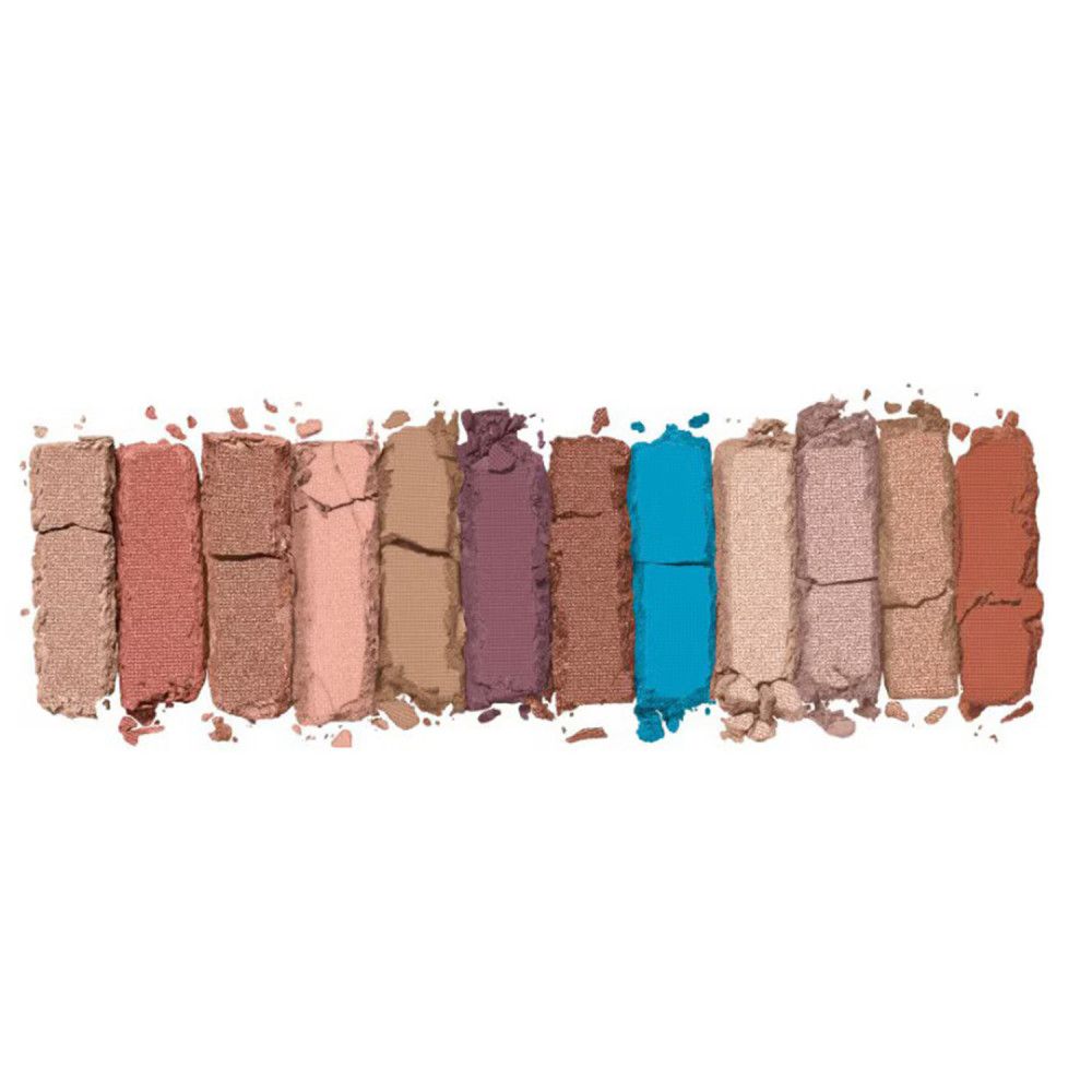 Oogschaduwpalet met 12 tinten. Verschillende bruintinten, roze, blauw en oranje. Product zonder verpakking, op witte achtergrond.