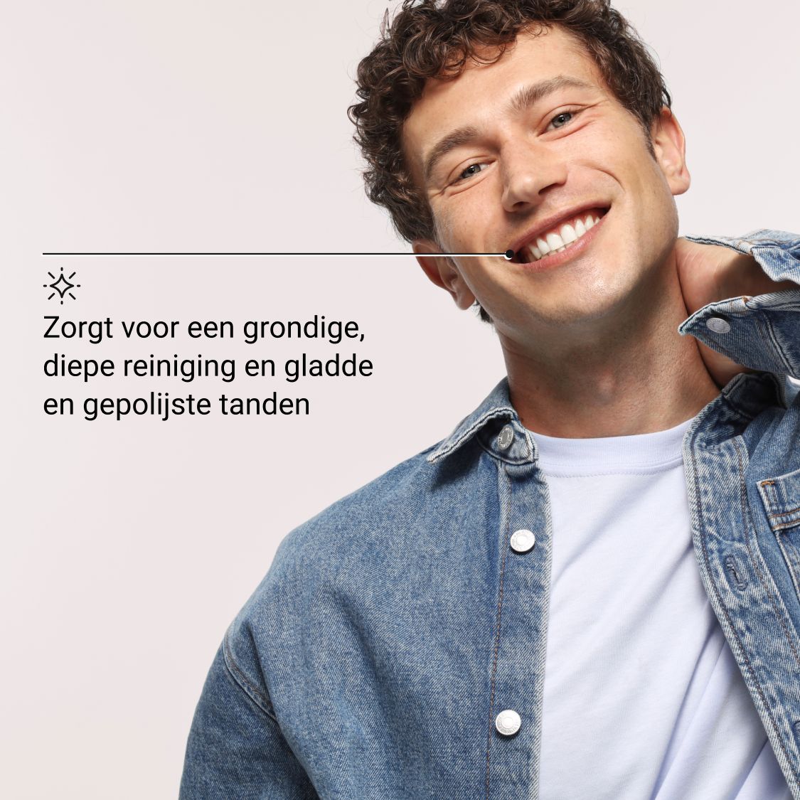 Man lacht, toont witte tanden. Tekst: Zorgt voor een grondige, diepe reiniging en gladde en gepolijste tanden.