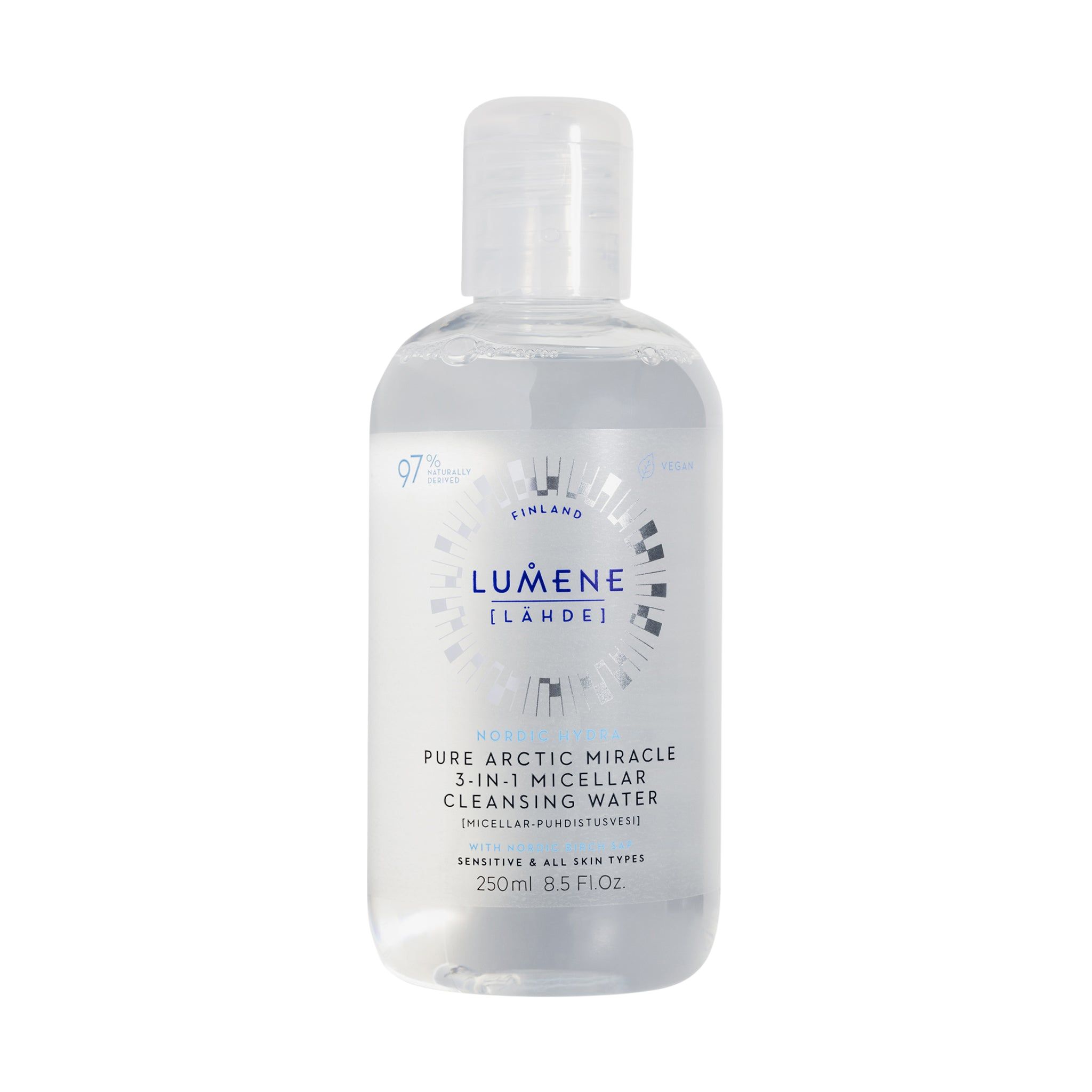 Transparante fles met witte dop. Opschrift: LUMENE [LAHDE] Pure Arctic Miracle 3-in-1 Micellar Cleansing Water. Voor gevoelige huid.