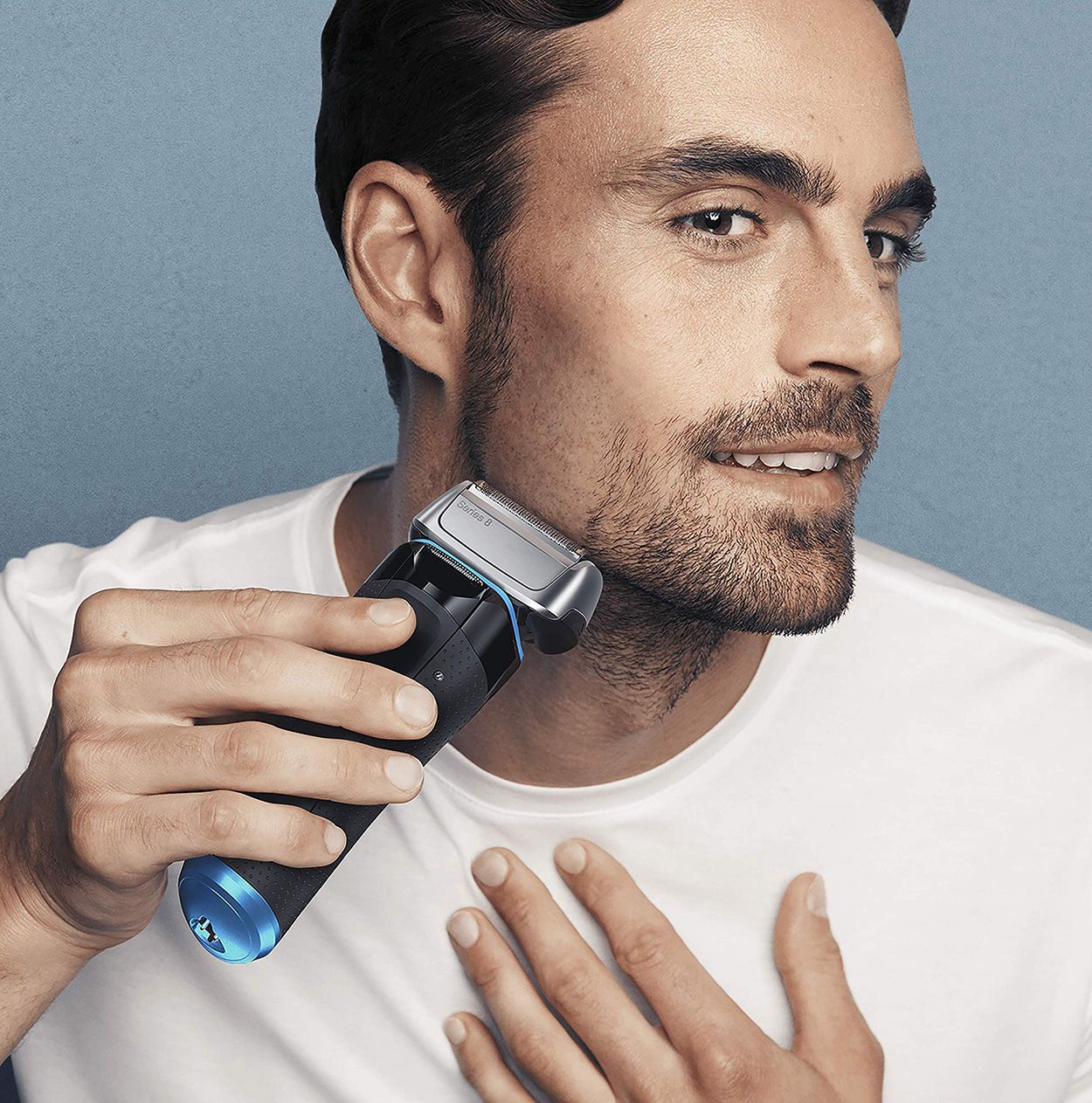 Homme se rasant le visage avec le rasoir électrique Braun Series 8.