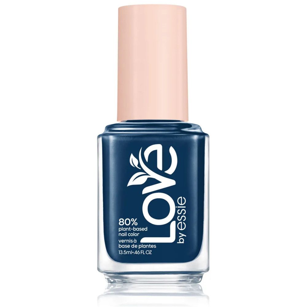 Flesje donkerblauwe nagellak met roze dop. Opschrift: Love by Essie, 80% plantaardig.