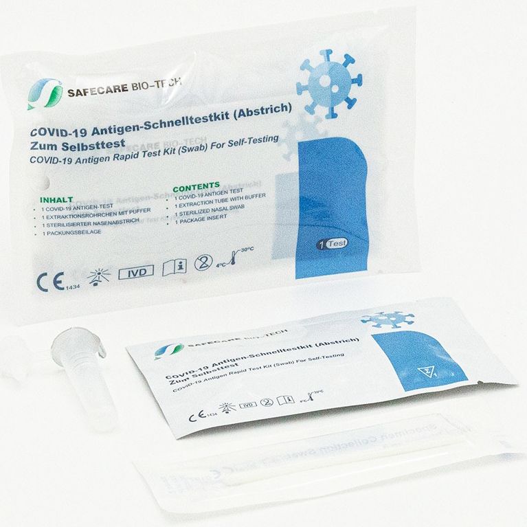 Kit de test rapide antigénique Safecare Bio-Tech Covid-19 avec test, tube, écouvillon et notice. Éléments individuels à côté. CE 1434.