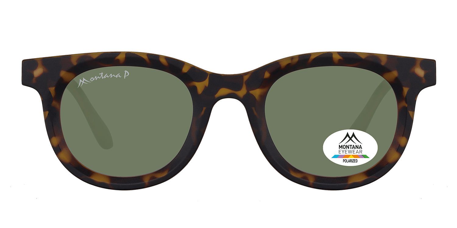 Lunettes de soleil avec monture marron et verres verts. Un autocollant avec le logo et l'inscription "Montana Eyewear Polarized" est apposé sur un verre.