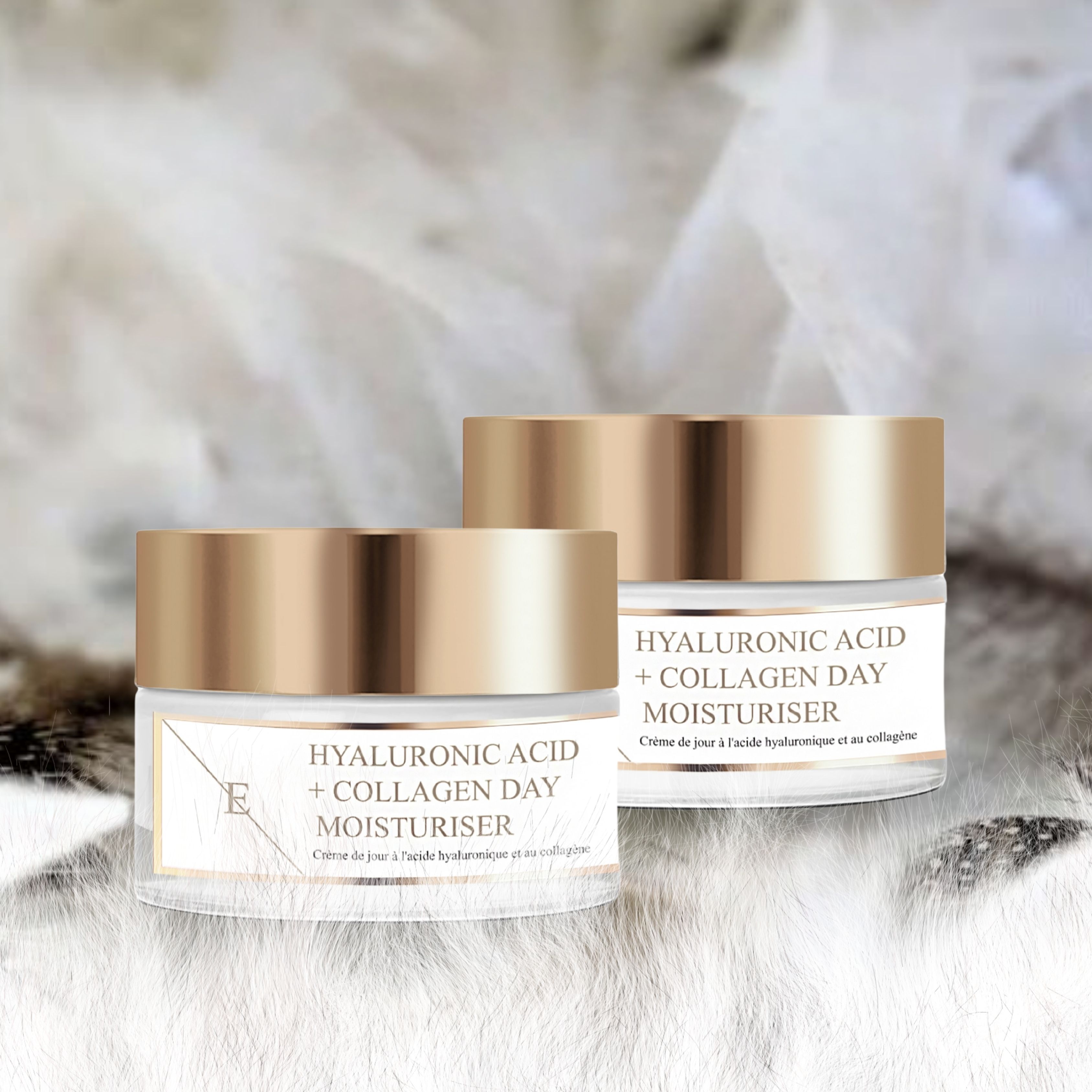 Deux pots de crème de jour Hyaluron + Collagène sur fond blanc doux.