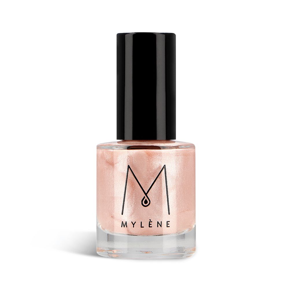 Un flacon de Mylène Vernis à Ongles Pearl. Flacon transparent avec bouchon noir. Vernis à ongles nacré. Logo Mylène sur le flacon.