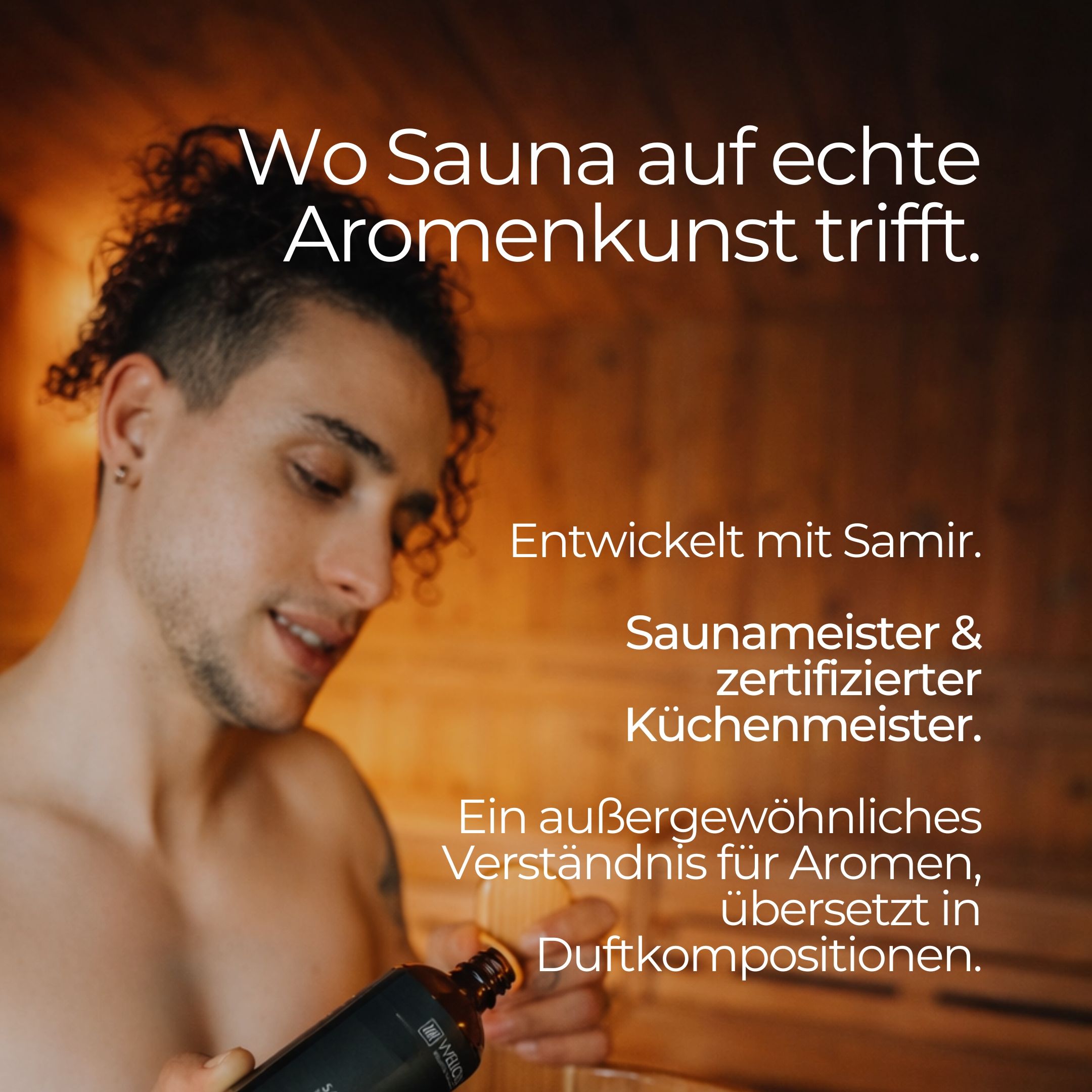 Homme dans un sauna, tenant une bouteille. Texte: Où le sauna rencontre l'art aromatique. Développé avec Samir. Maître sauna & chef cuisinier certifié.