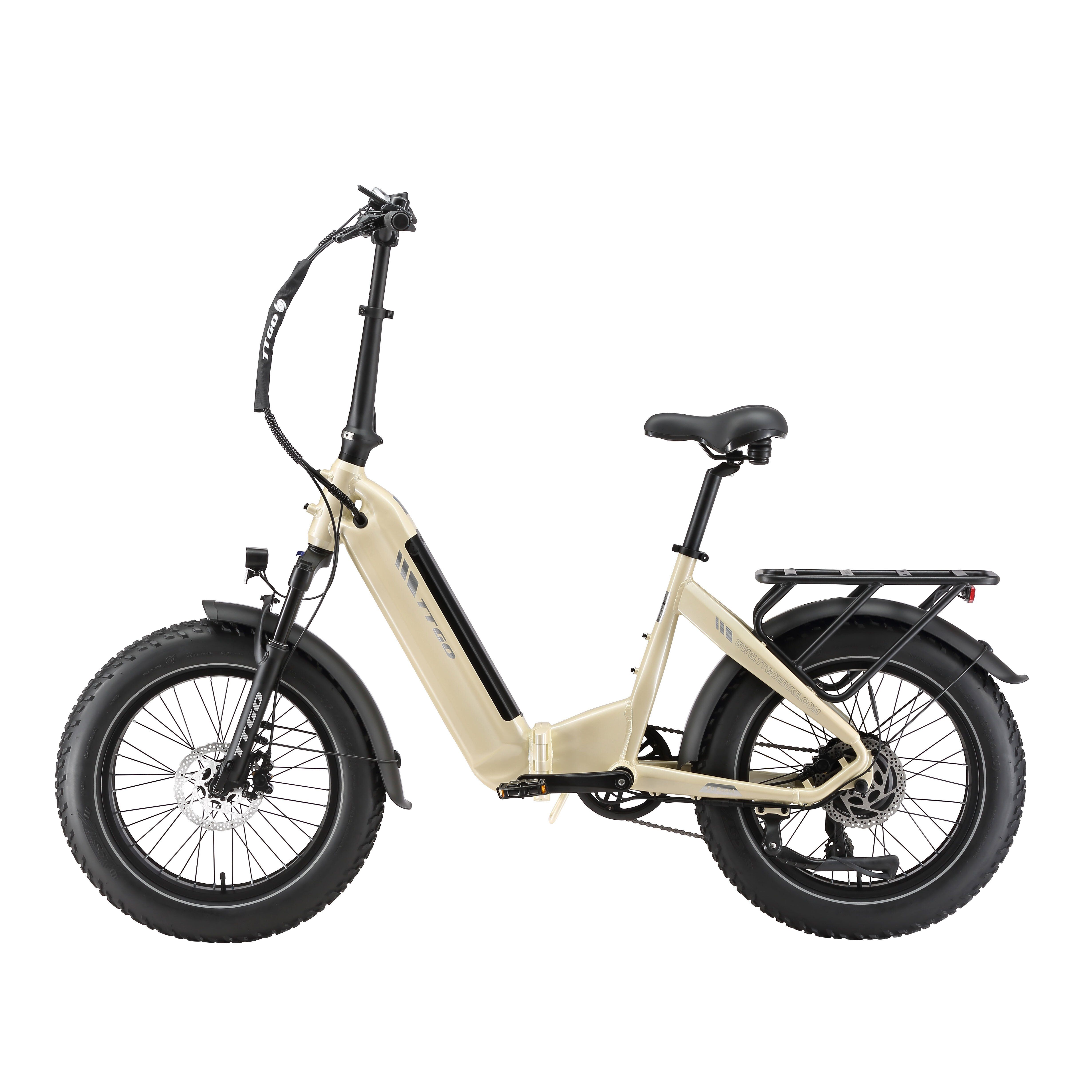 Beige opvouwbare e-bike met zwarte banden en details. Zwart zadel, bagagerek. "ADVENTURE" op de band.