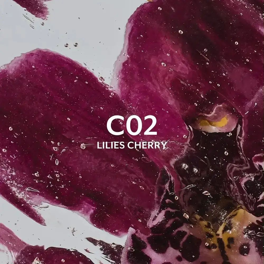 Close-up van een bloem met de tekst "C02 Lilies Cherry".