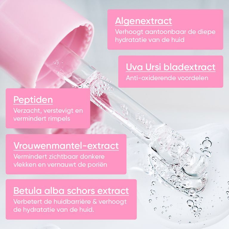 Een vrouw houdt een roze druppelflesje van het gezichtsserum "Don't Be Thirsty" vast.