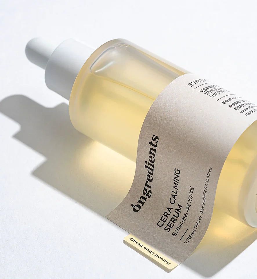Flacon de sérum avec pipette. Inscription: Ongredients Cera Calming Serum. Étiquette avec texte. Ingrédients naturels.