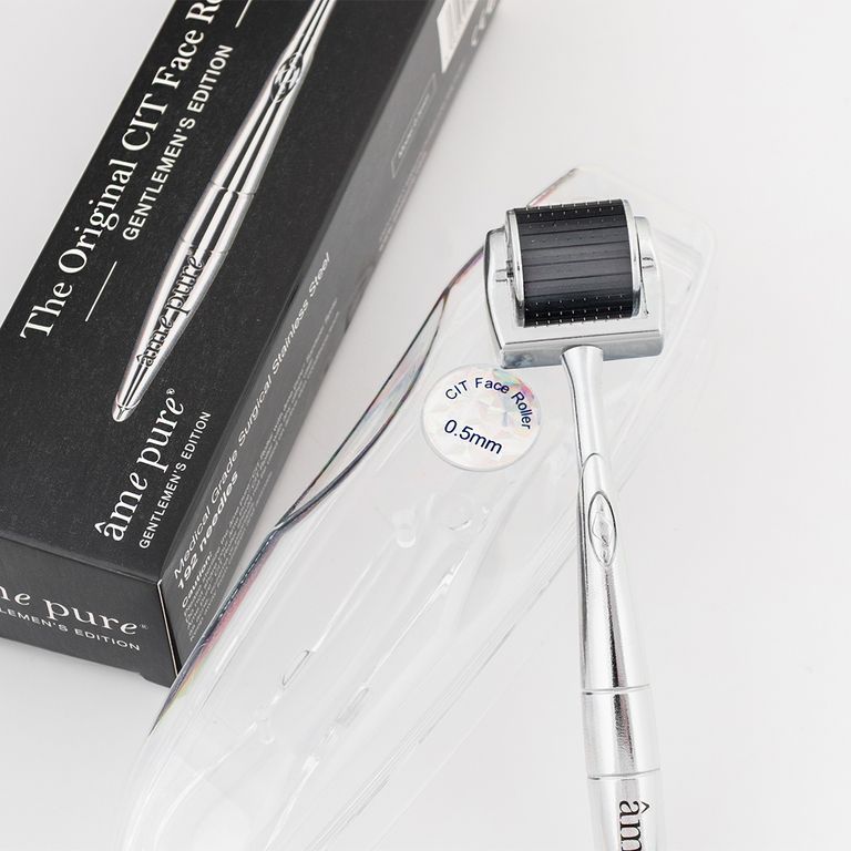 CIT Face Roller (0.5mm) van roestvrij staal, naast de originele verpakking 'âme pure Gentlemen's Edition'.