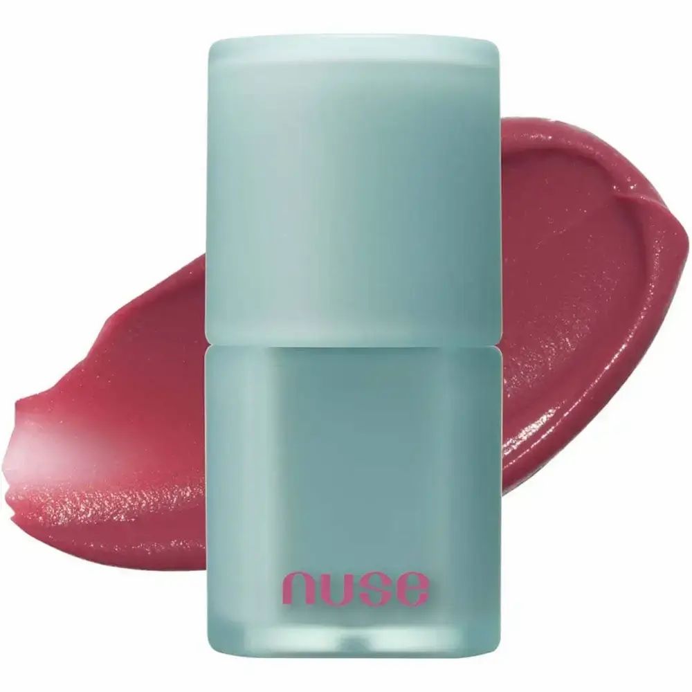Turquoise lippenstiftcontainer met roze lipstickveeg. Opschrift "nuse".