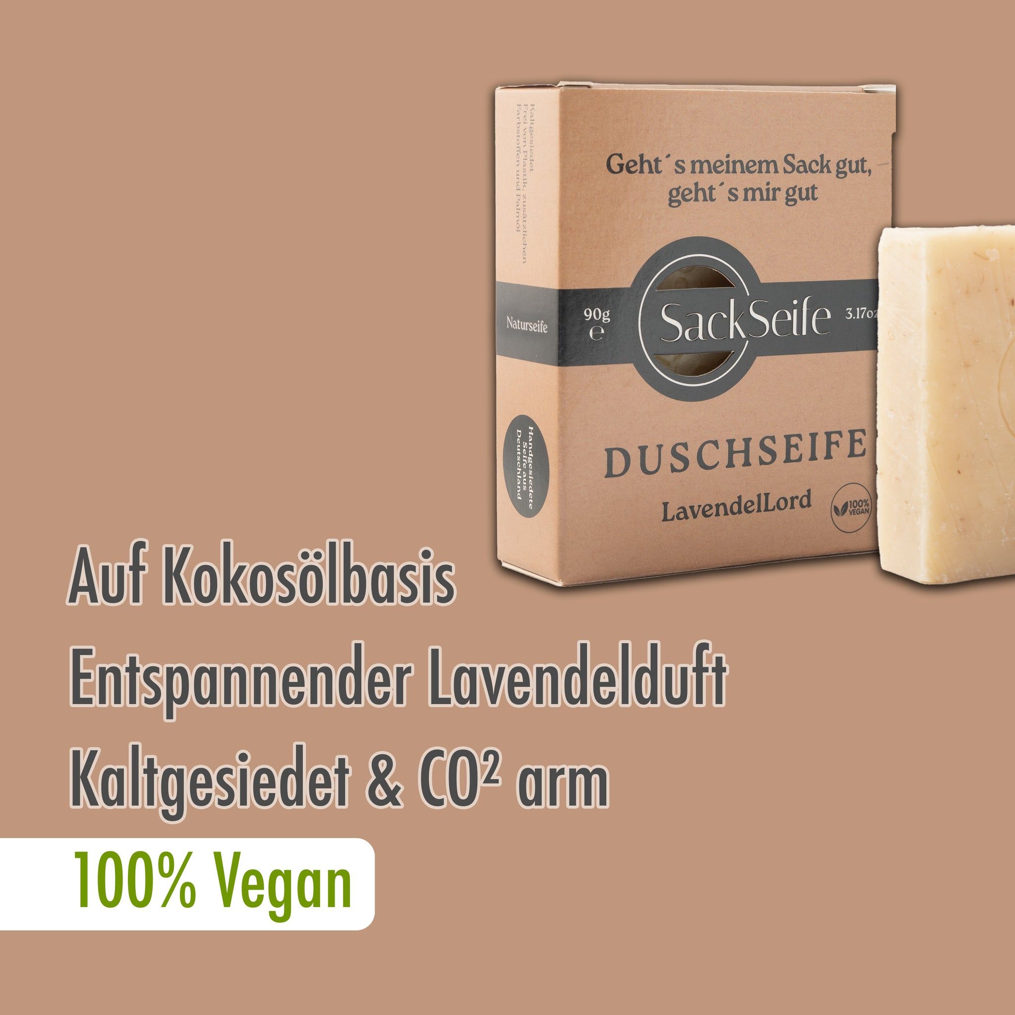 Zeep en verpakking. Opschrift "SackSeife", "Savon douche Lavendellord". Tekst: "Auf Kokosölbasis", "Entspannender Lavendelduft", "100% Vegan".