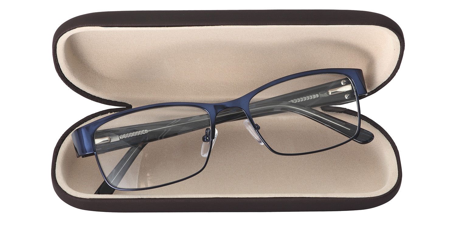Étui rigide ouvert. Lunettes à monture métallique bleue. Intérieur beige.