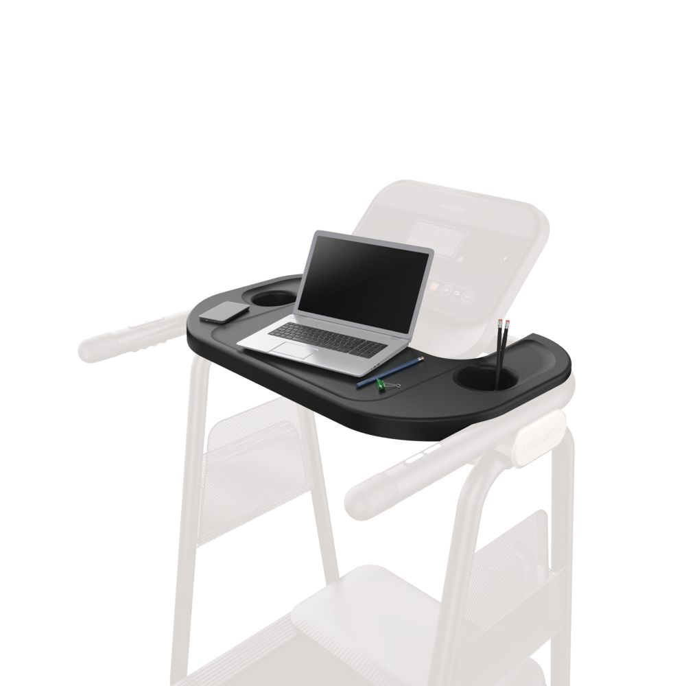 Plateau noir avec emplacements pour gobelet et smartphone. Un ordinateur portable, des stylos et un bloc-notes sont dessus. Monté sur un tapis de course.