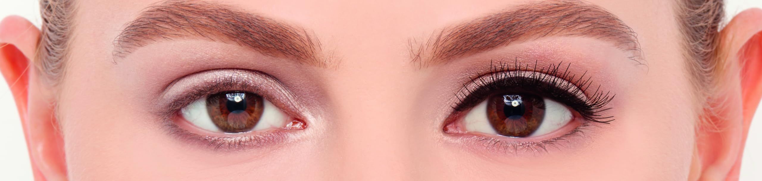 Comparaison d'yeux : un œil sans maquillage, l'autre avec des faux cils longs et volumineux.