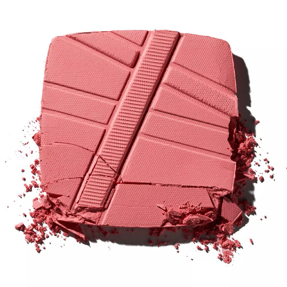 Fard à joues en poudre cassé. Teinte rose avec motif en relief. Certaines parties sont cassées.