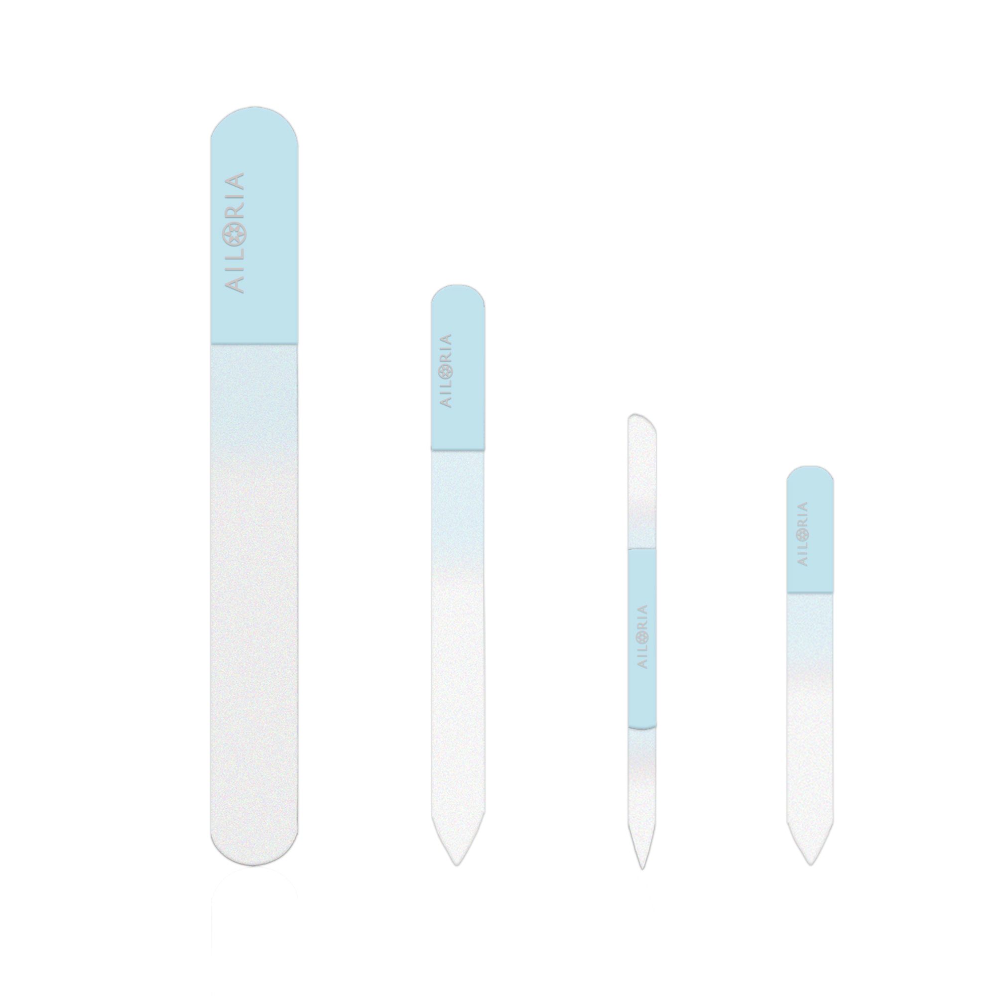 Quatre limes à ongles en verre de différentes tailles. Les limes ont une poignée bleu clair et le nom de la marque AILORIA.