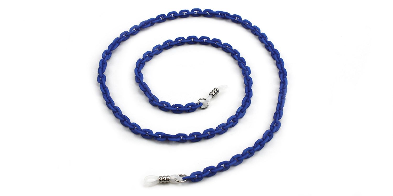 Blauw brillenkoord met zilveren uiteinden en sluiting. Gehaakt ontwerp. Op witte achtergrond.