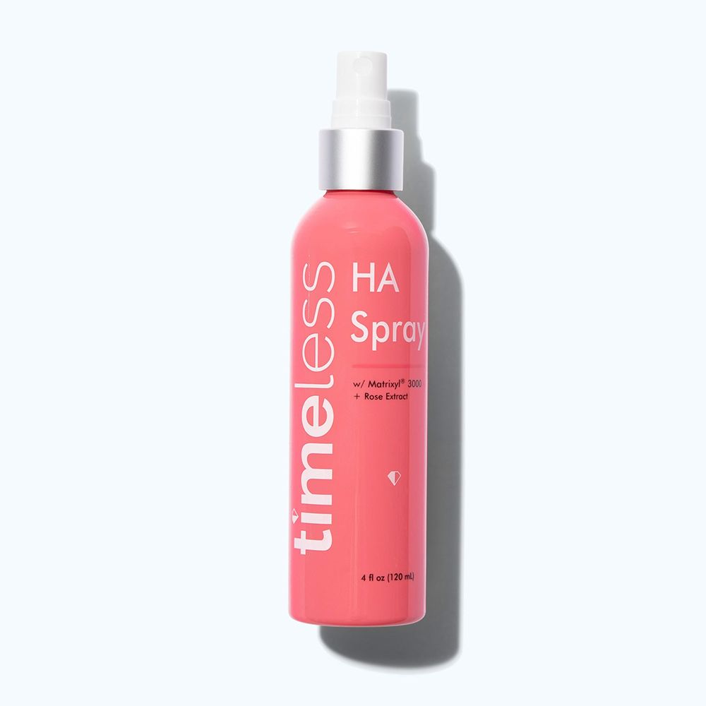 Roze sprayfles met witte sproeikop. Opschrift: timeless, HA Spray, Matrixyl 3000, Rose Extract. 4 fl oz (120 ml).