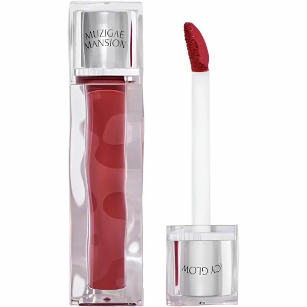 Lip tint met applicator. Transparante, hoekige fles met rode inhoud. Dop met MUZIGAE MANSION-logo. Applicator met rode punt.