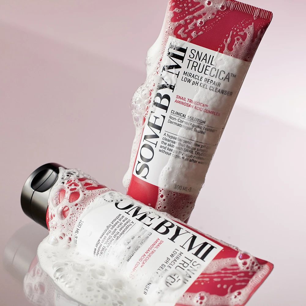 Twee rode tubes met wit etiket. Opschrift: SOMEBYMI, Snail TrueCICA, Miracle Repair, Low pH Gel Cleanser.