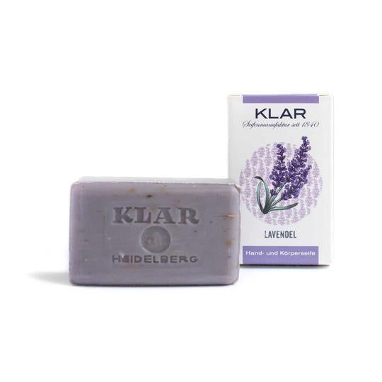 Lavendelzeep en verpakking. Rechthoekige zeep met opdruk "KLAR". Doos met lavendel illustratie en opschrift "LAVENDEL".