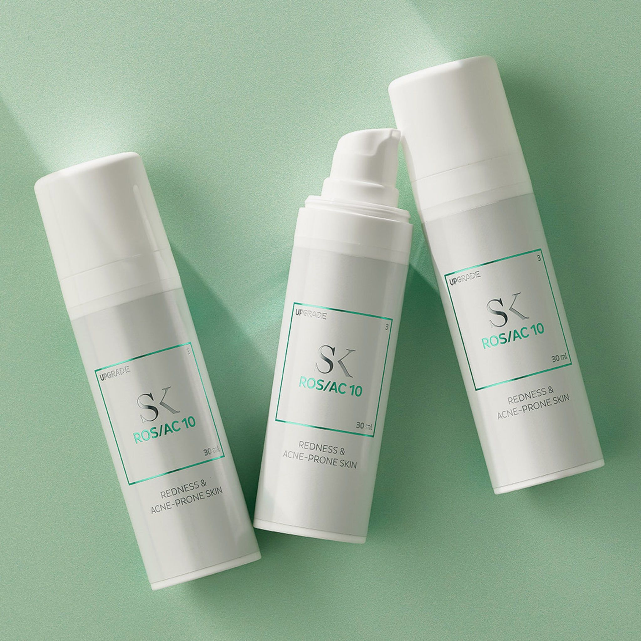 Trois flacons blancs avec étiquette verte. Inscription : SK ROS/AC 10, 30 ml. Texte : Redness & Acne-Prone Skin.