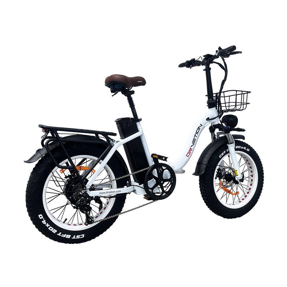 Witte e-bike met bagagerek, bruin zadel en merk DRVETION.