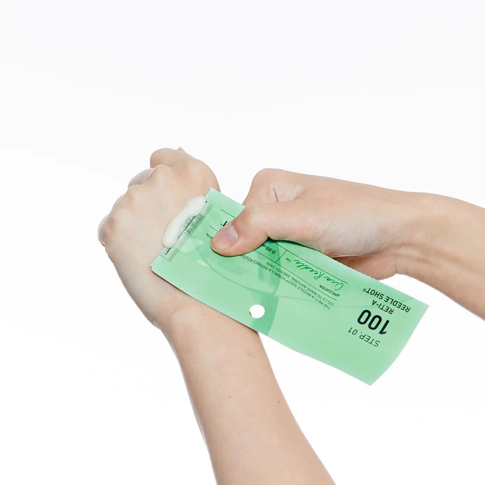 Masque hydrogel VT COSMETICS Reti-A Reedle Shot 100, application sur la main.