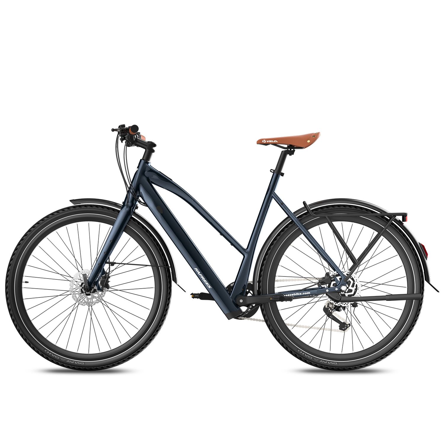 Vélo électrique bleu foncé avec selle marron. Garde-boue, porte-bagages et freins à disque. Pneus à bord blanc.