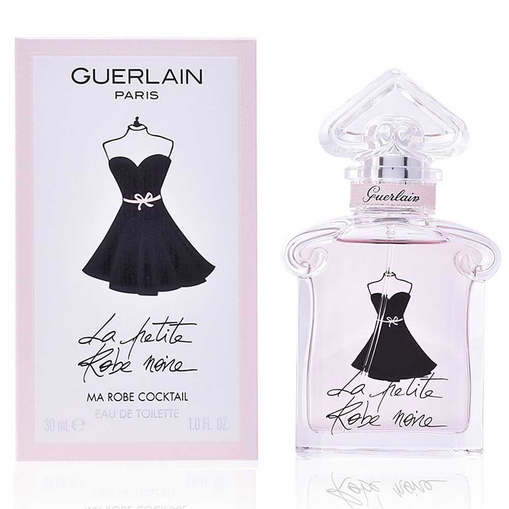 Flacon de parfum et emballage. Liquide rose dans le flacon. Design de robe noire. "Guerlain" et "La Petite Robe Noire" visibles.