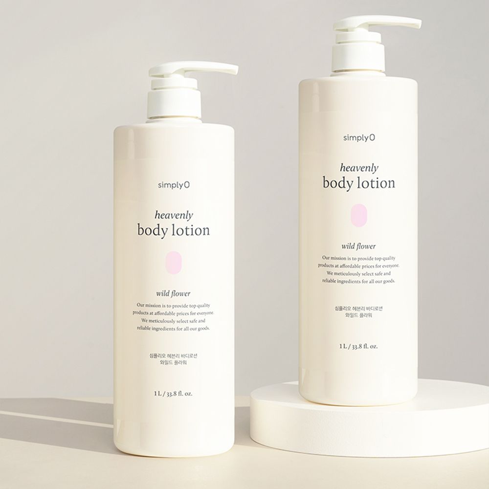 Twee bodylotionflessen met pomp. Opschrift: heavenly body lotion, wild flower. 1L/33.8 fl. oz.