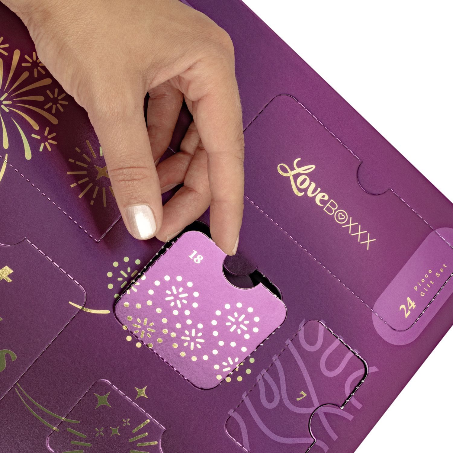 Hand opent een vakje van de adventskalender. Logo: Loveboxxx. Tekst: 24 Piece Gift Set.