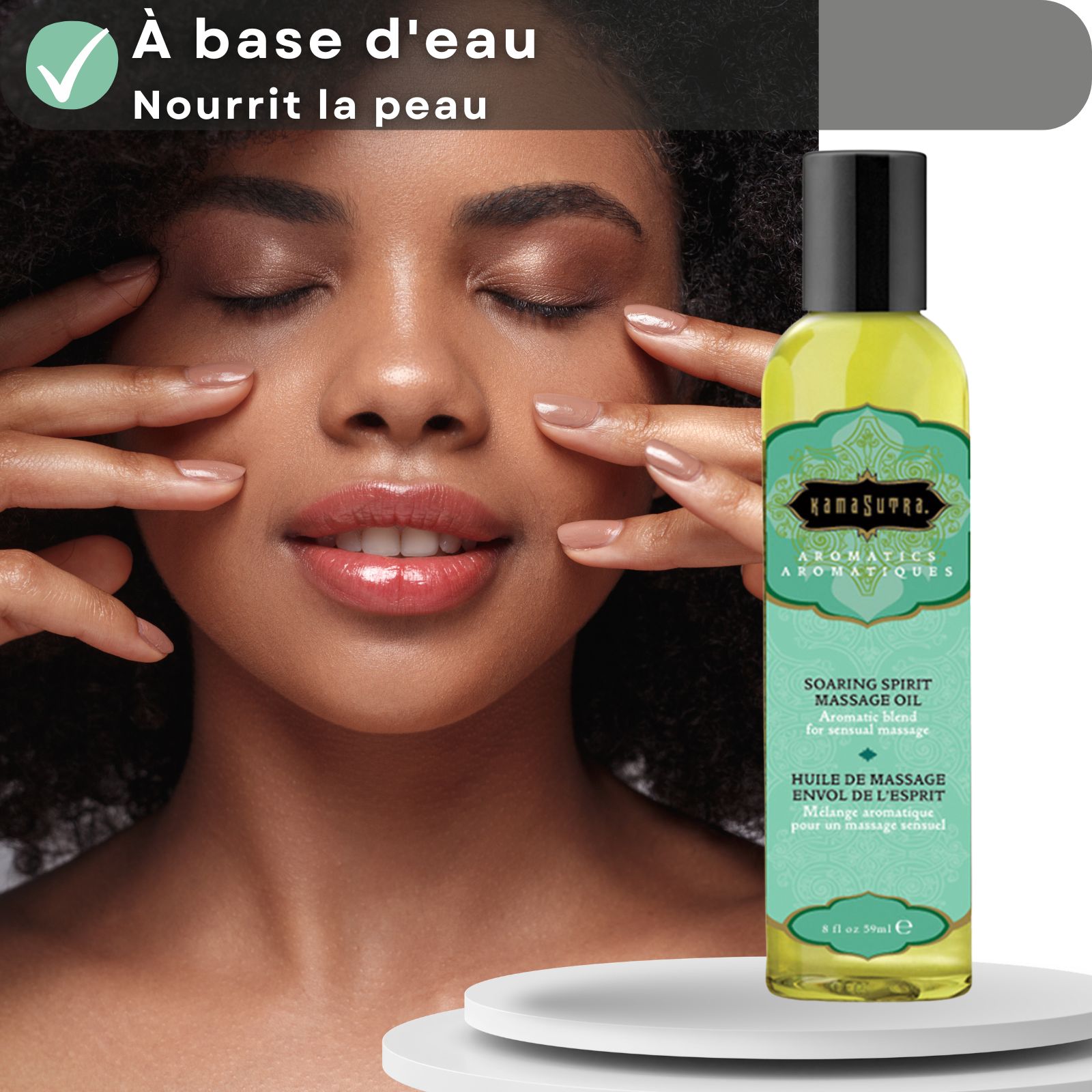 Huile de massage Kamasutra Aroma Soaring. Bouteille à côté d'une femme qui se masse le visage.
