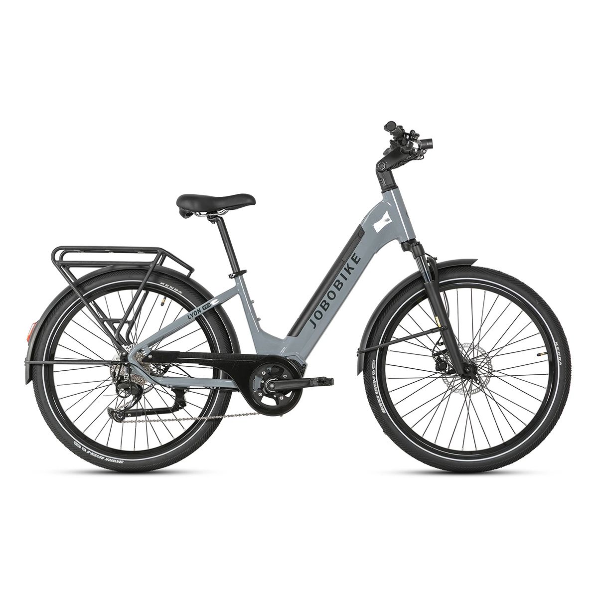 Grijze e-bike met bagagedrager, spatborden en zwarte banden. Het frame draagt de tekst JOBOBIKE.