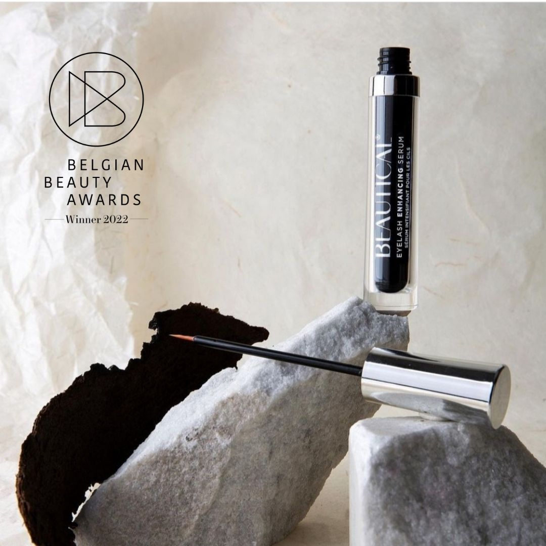 Sérum pour cils Beautical avec prix. Flacon noir, bouchon argenté, applicateur. Belgian Beauty Awards 2022.