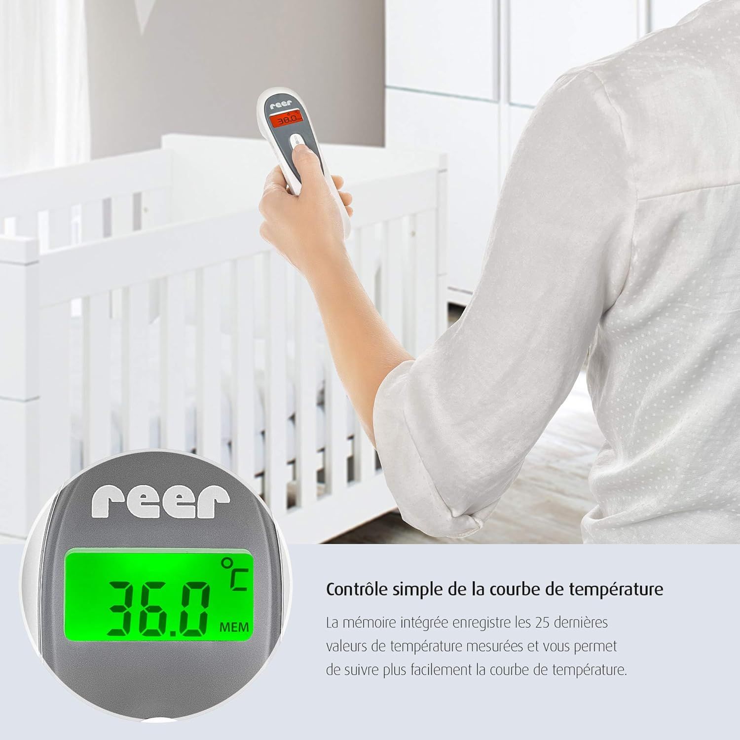 Main tenant un thermomètre au-dessus de nourriture pour bébé, avec bananes et morceaux de pomme.