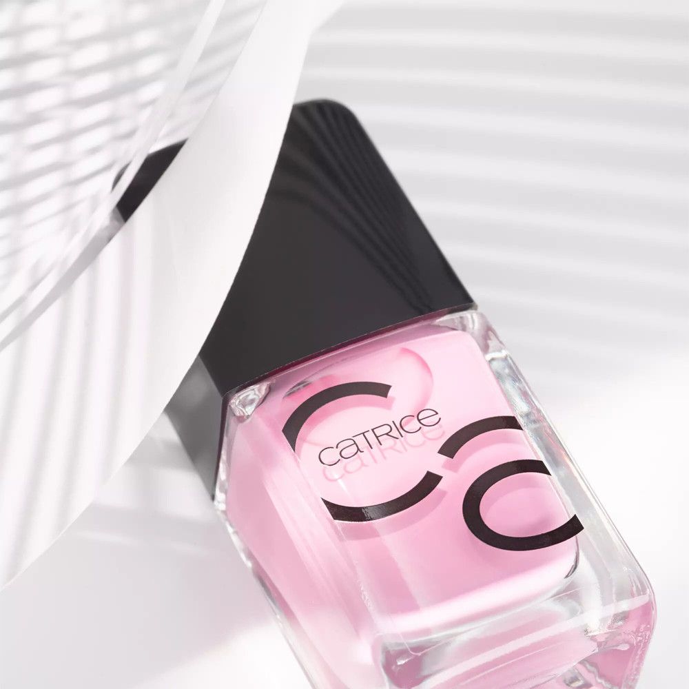 Flacon de vernis à ongles avec contenu rose. Catrice est écrit sur le flacon.