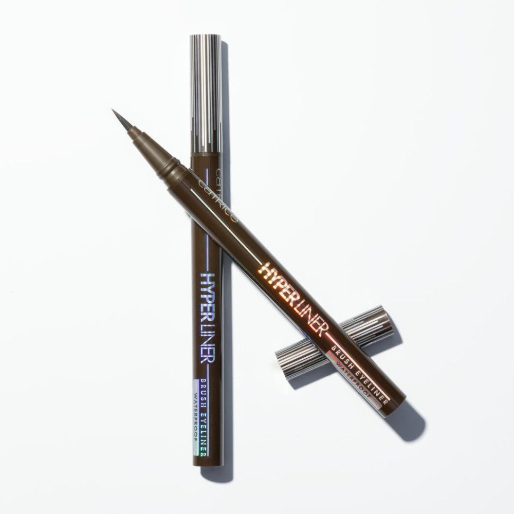 Bruine vloeibare eyeliner met penseelapplicator en zilveren dop. Opschrift: HYPER LINER BRUSH EYELINER WATERPROOF.