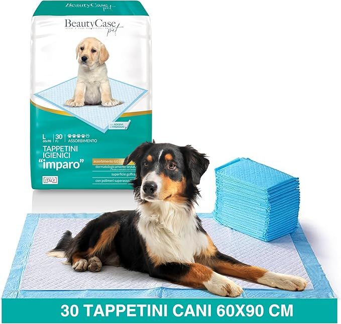 Serviettes hygiéniques pour chiens avec chien sur l'emballage et au sol. Serviettes bleues empilées. Inscription : 30 Tappetini Cani 60x90 cm.