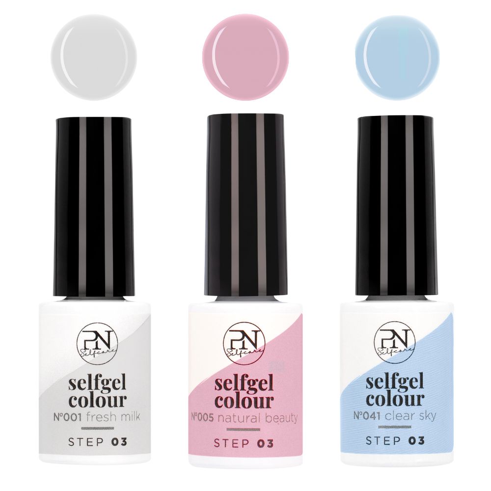 Trois flacons de vernis à ongles avec bouchons noirs et échantillons de couleurs. Inscription : PN Selfcare, Selfgel Colour, N°001, N°005, N°041. Couleurs : blanc, rose, bleu clair.
