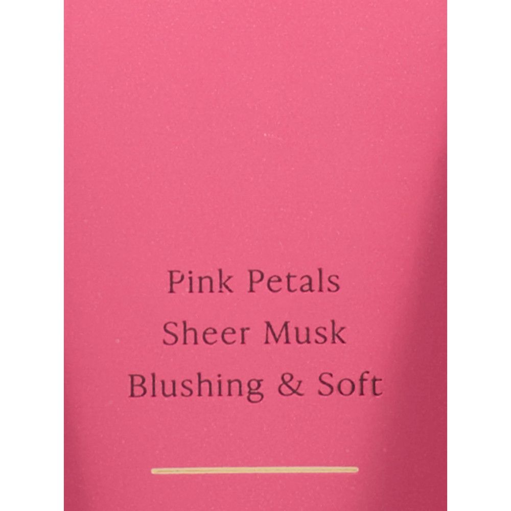 Tube rose avec texte: Pink Petals, Sheer Musk, Blushing & Soft. Bande dorée.