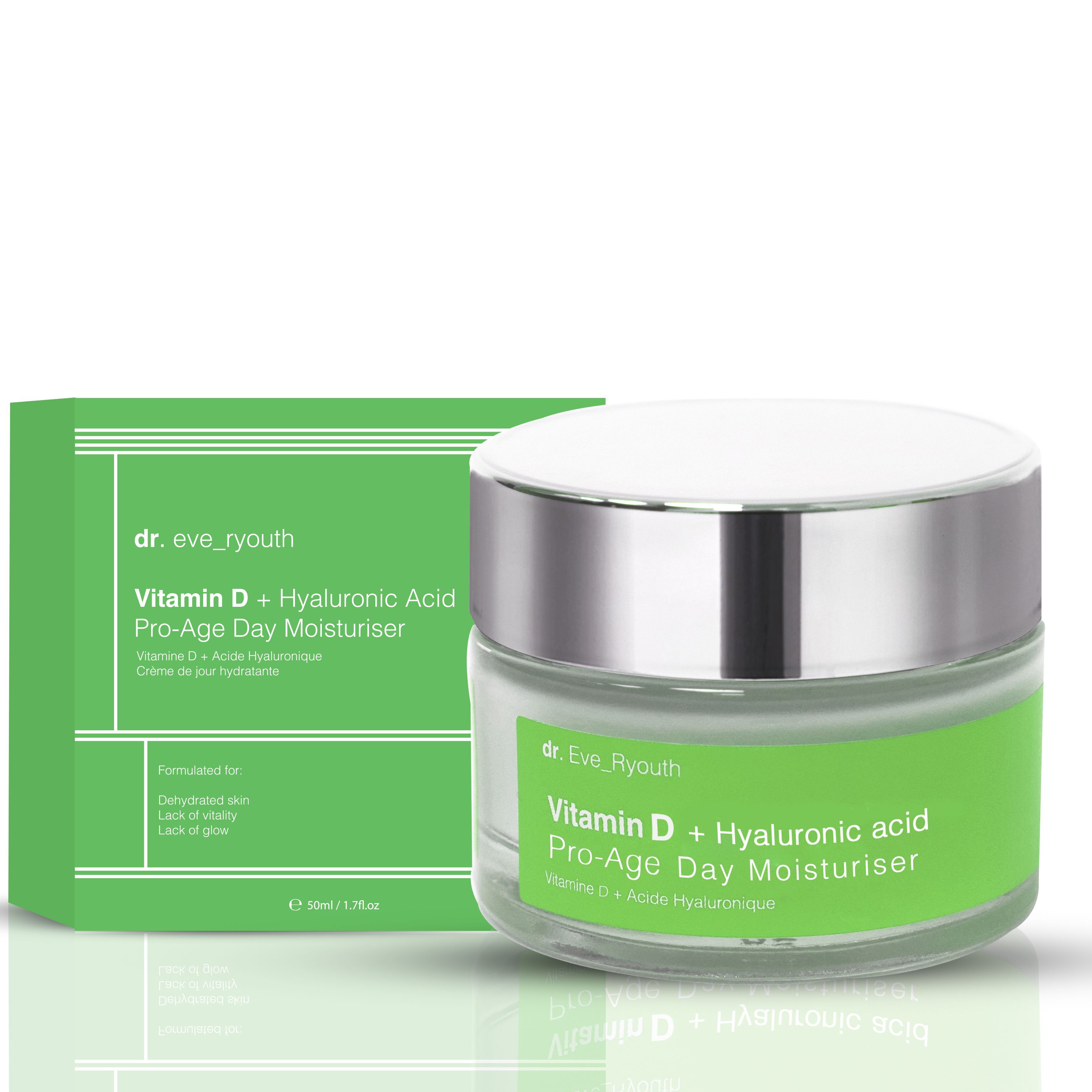 Pot en verre avec couvercle argenté et étiquette verte à côté d'une boîte verte. Inscription : Vitamin D + Hyaluronic acid Pro-Age Day Moisturiser.