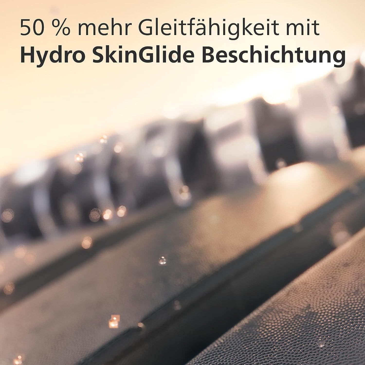 Gros plan des têtes de rasage. Revêtement Hydro SkinGlide. Gouttes d'eau visibles.