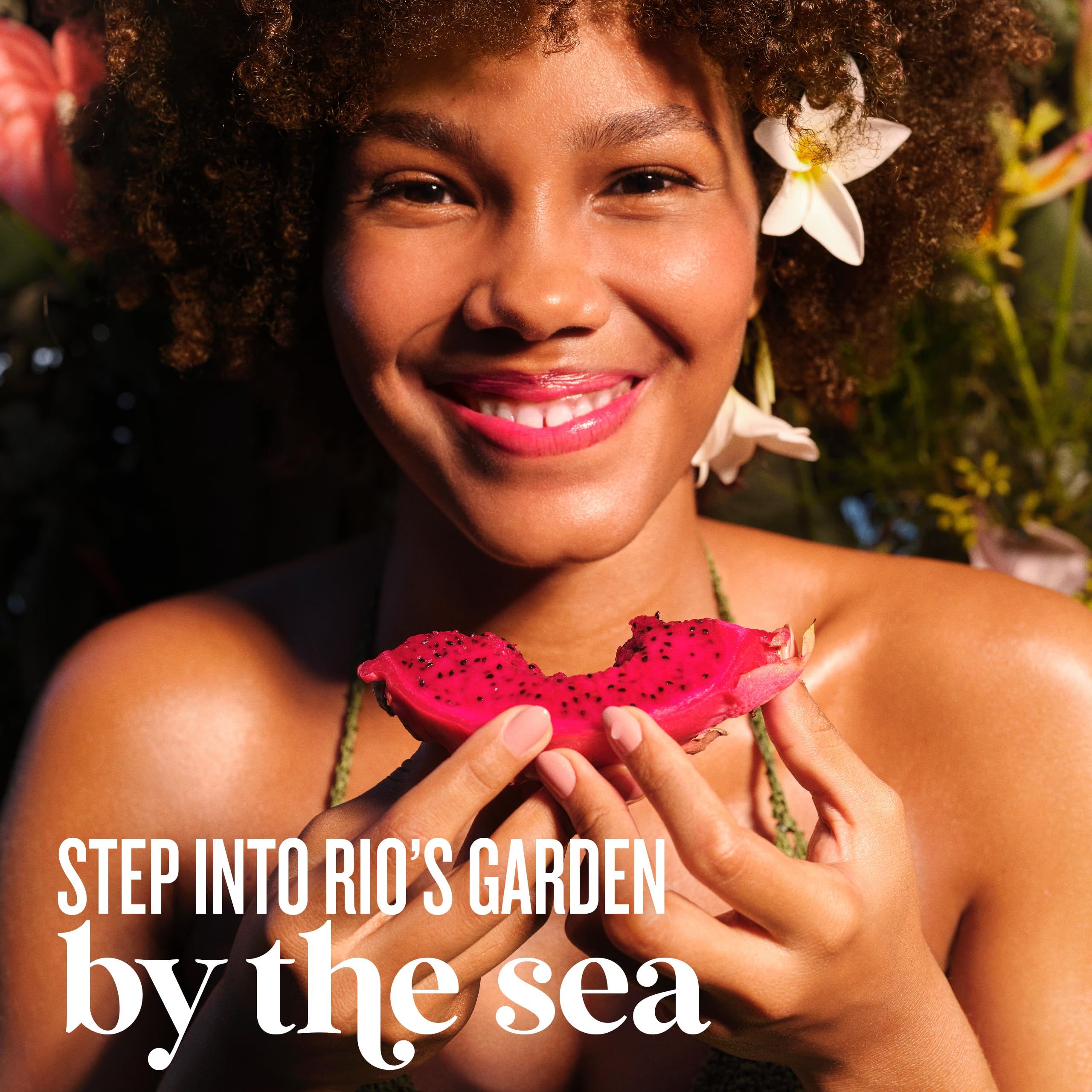 Vrouw houdt een stuk roze drakenfruit vast. Tekst: Step into Rio's Garden by the sea.