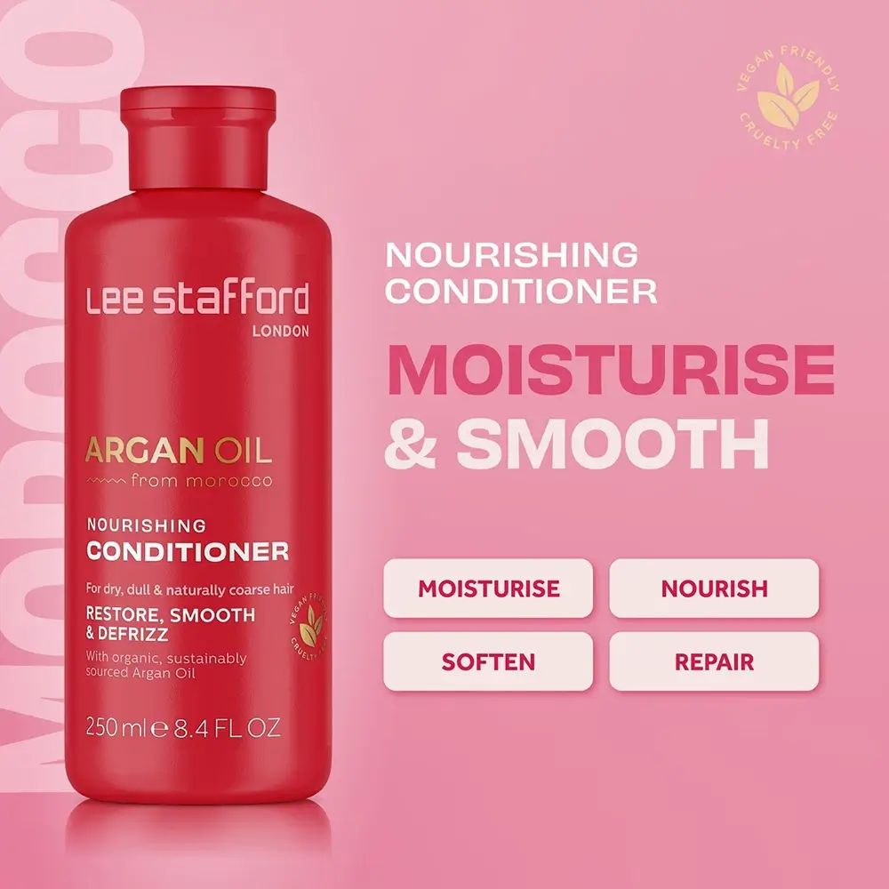 Rode fles met etiket. Tekst: Argan Oil, Nourishing Conditioner, 250ml. Merk: Lee Stafford. Vegan-label.