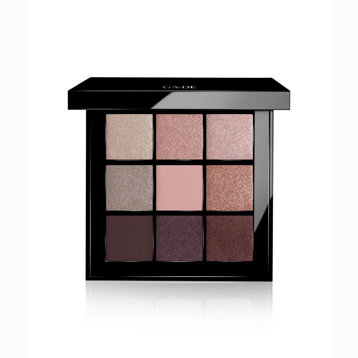 Palette de fards à paupières noire avec neuf teintes. "GA-DE" en haut. Divers tons de beige, rose et marron.